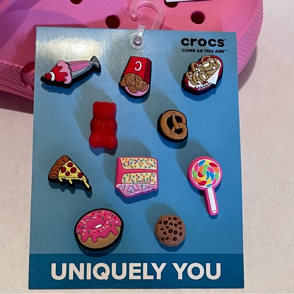 Crocs Baya Clogs & 10-Piece Food Lover Jibbitz Set in Pink Men’s 7/Women’s 9 - Picture 11 of 12